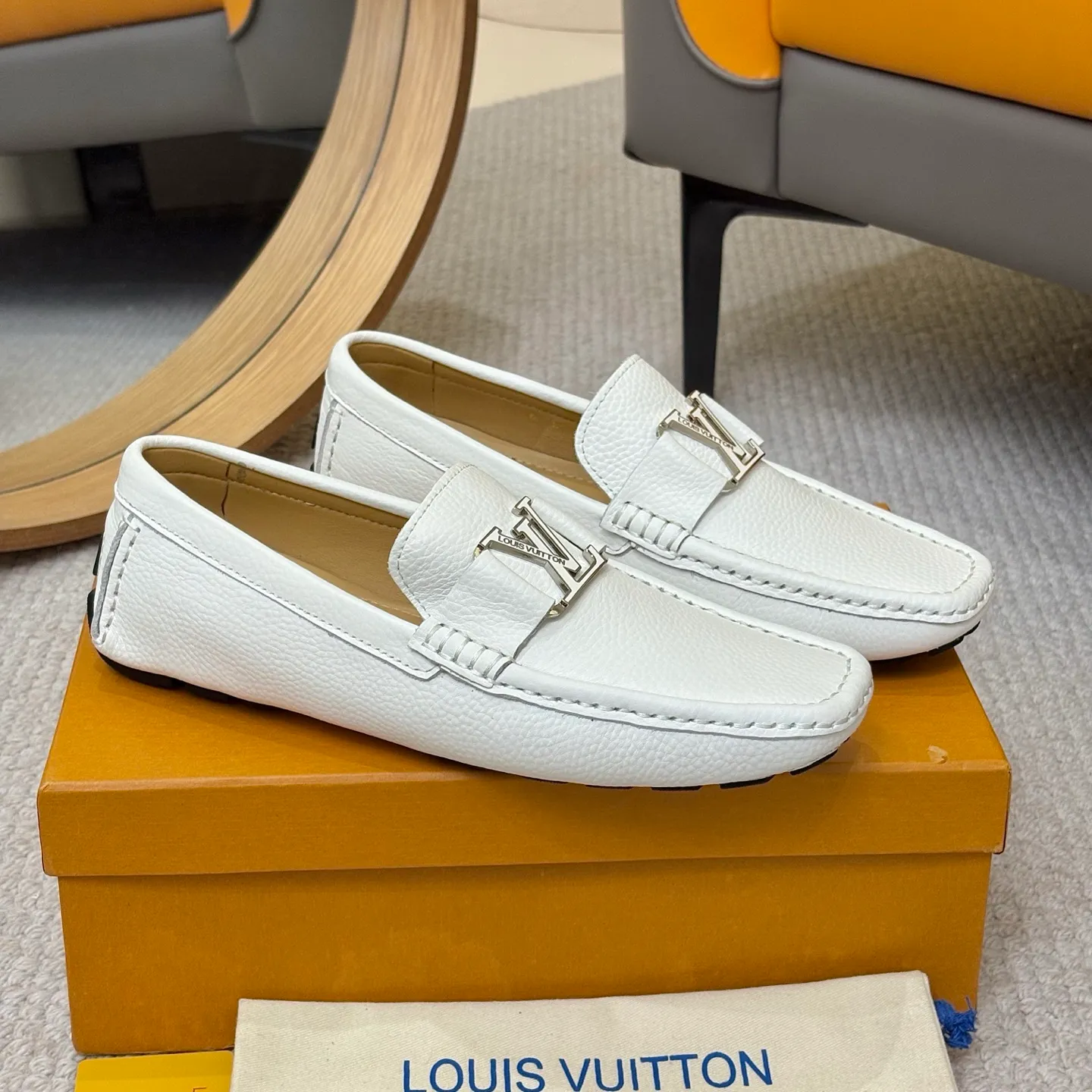 Men's men's shoes 💰420 (Yangli) LV 2⃣️0⃣️2⃣️5️⃣Spring and summer counter GLORIA series models ✈️Original factory special leather production, original last type. A classic driving slip-on casual shoe that shows an elegant style with exquisite craftsmanship details such as Monogram embossing all over the upper🌀Italian imported calfskin fabric Sheepskin foot pads➕Inside～Private mold replica sole Unique style Comfortable driving slip-on Size: 4-12 (38-46) Comes with [Counter packaging: original box, wrapping paper, card, instruction manual, shoehorn, cloth bag] No pressure to enter and leave the counter!
